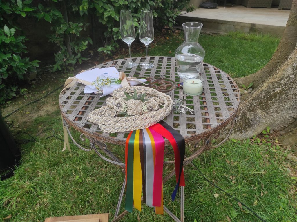 Table de rituels lors d'une cérémonie laïques à Carcassonne, proche de Toulouse en Occitanie.