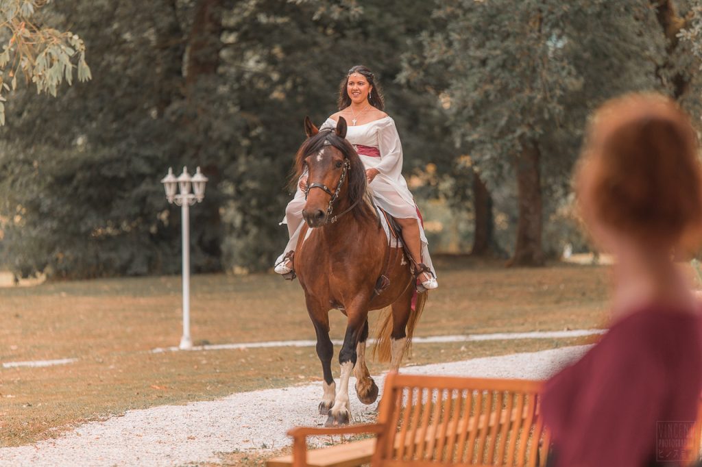 Arrivée à cheval de la mariée à la cérémonie laïque, à Toulouse en Occitanie sur le thème du Seigneur des Anneaux .