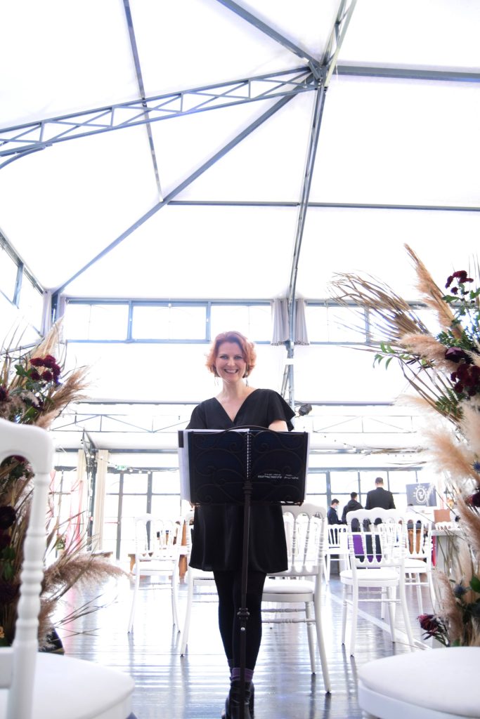 Aude, officiante de cérémonie laïque, en pleine célébration d'un mariage à Toulouse en Occitanie