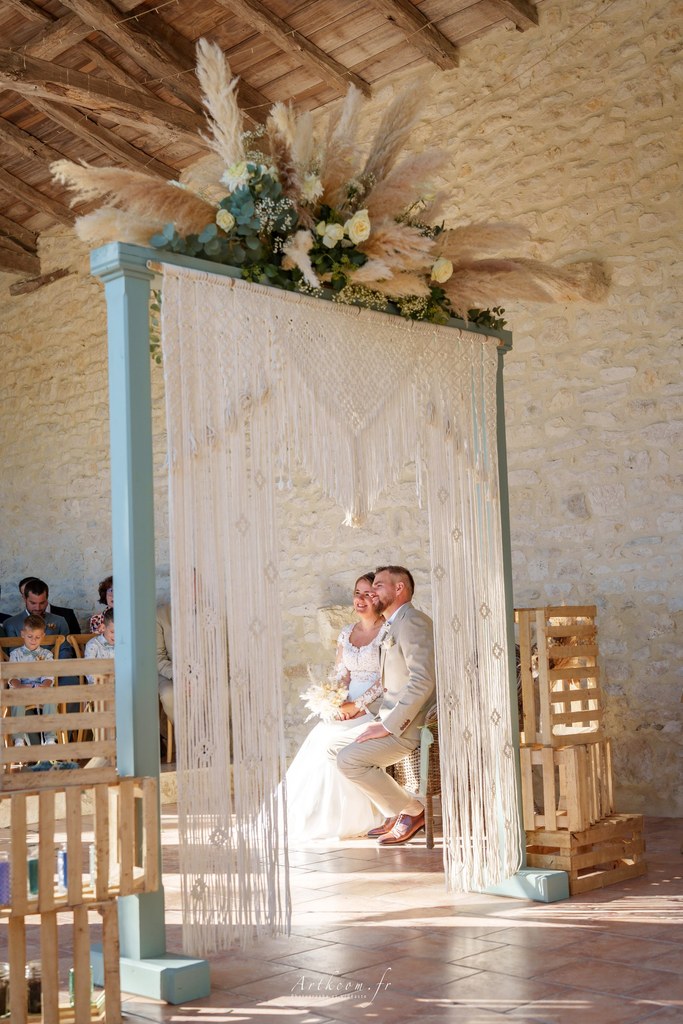 Couple heureux lors d'une cérémonie laïque, à Toulouse en Occitanie