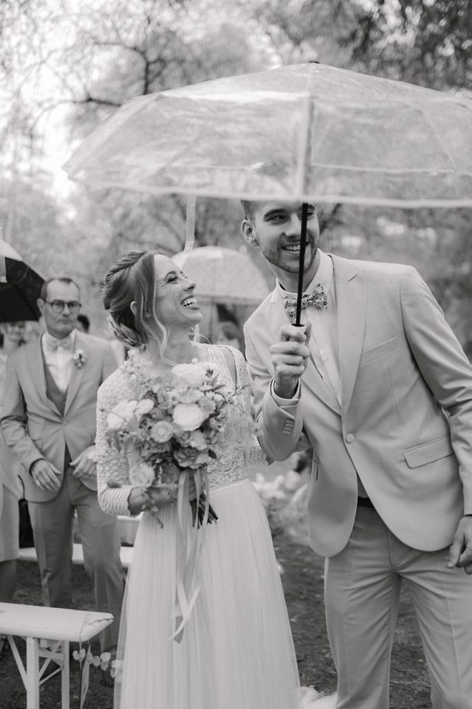 Couple heureux lors d'une cérémonie laïque, à Toulouse en Occitanie