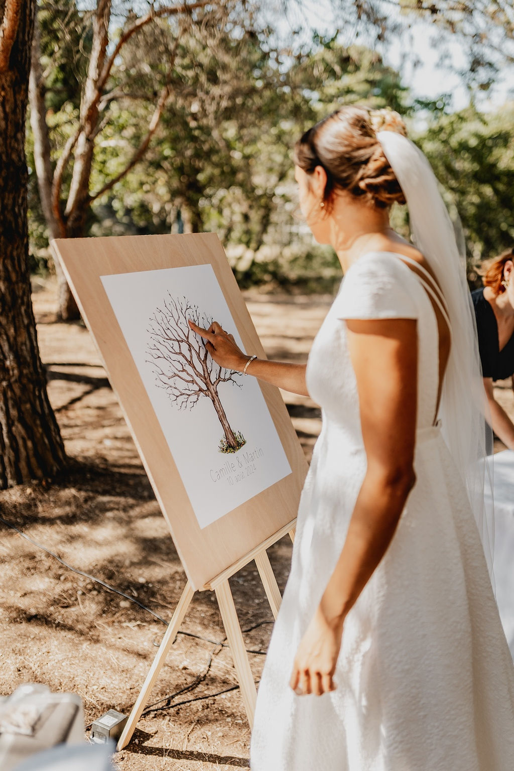 Aude, officiante de cérémonie laïque, en pleine célébration d'un mariage à Toulouse en Occitanie lors du rituel des empreintes