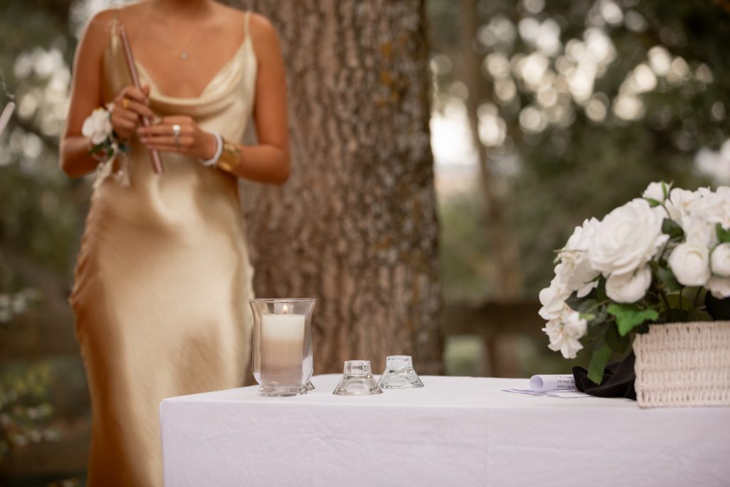 La fille des mariés allume une bougie pour ses parents lors du rituels des bougies au Château des Varennes, près des Toulouse en Occitanie.
