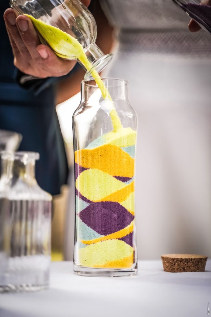 Près d'Albi en Occitanie, rituel du sable lors de la cérémonie laïque.