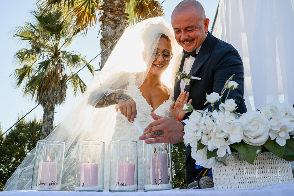 Au Clos des  Aloes, près de Toulouse en Occitanie, rituel des bougies lors de la cérémonie laïque.