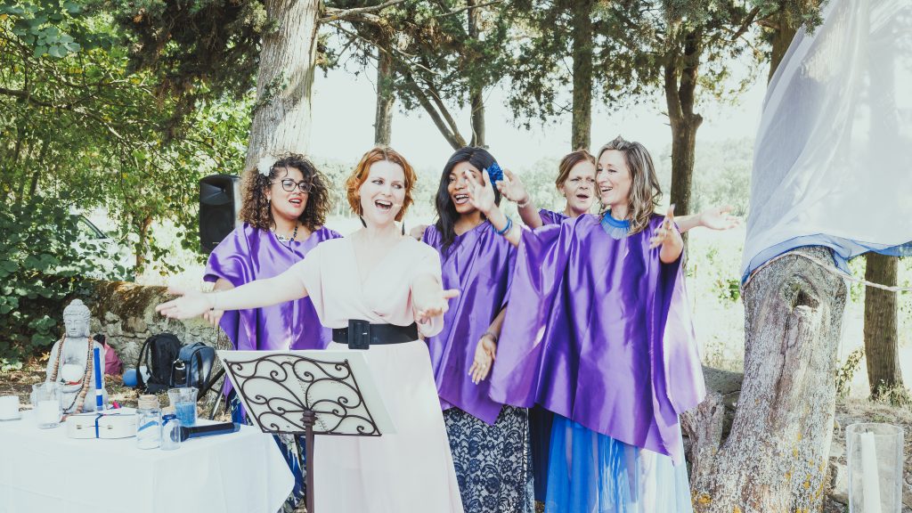 Aude, officiante de la plume de vos envie, fait une surprise aux mariés en reprenant leur chanson préférée en version Gospel, au domaine de la Bastide Rougepeyre, près de Carcassonne en Occitanie.