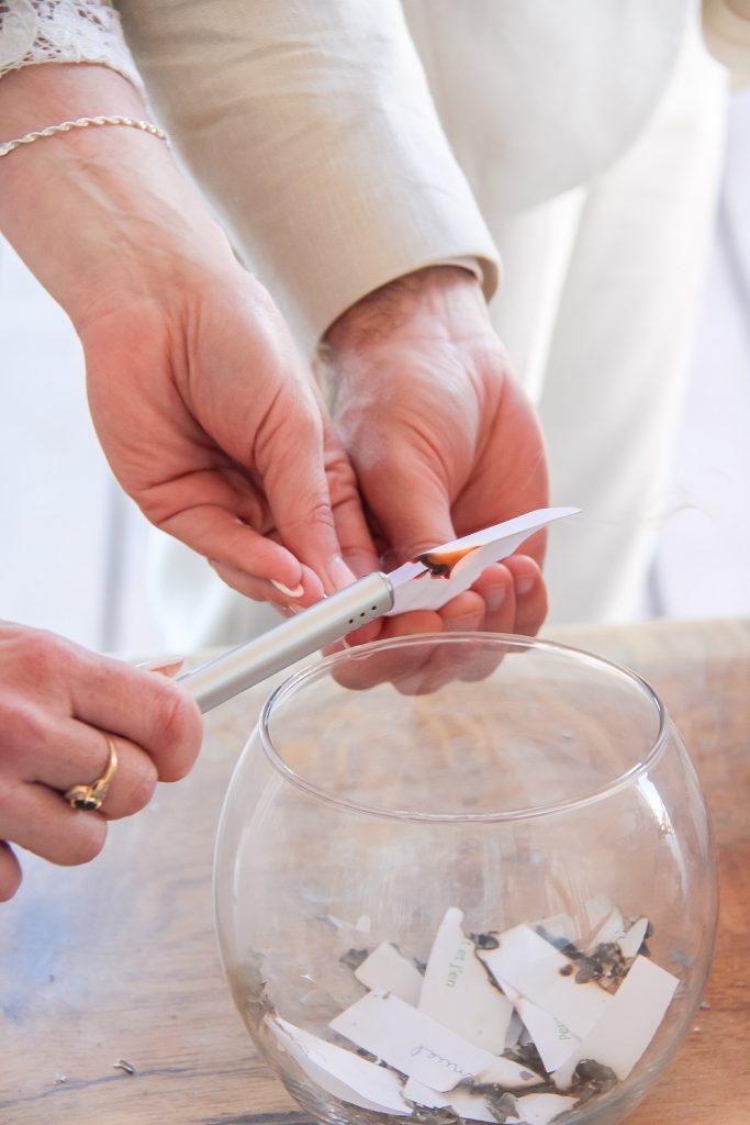 Sur la plage du Canet en Roussillon en Occitanie, rituel des peurs brûlées pour une cérémonie laïque.