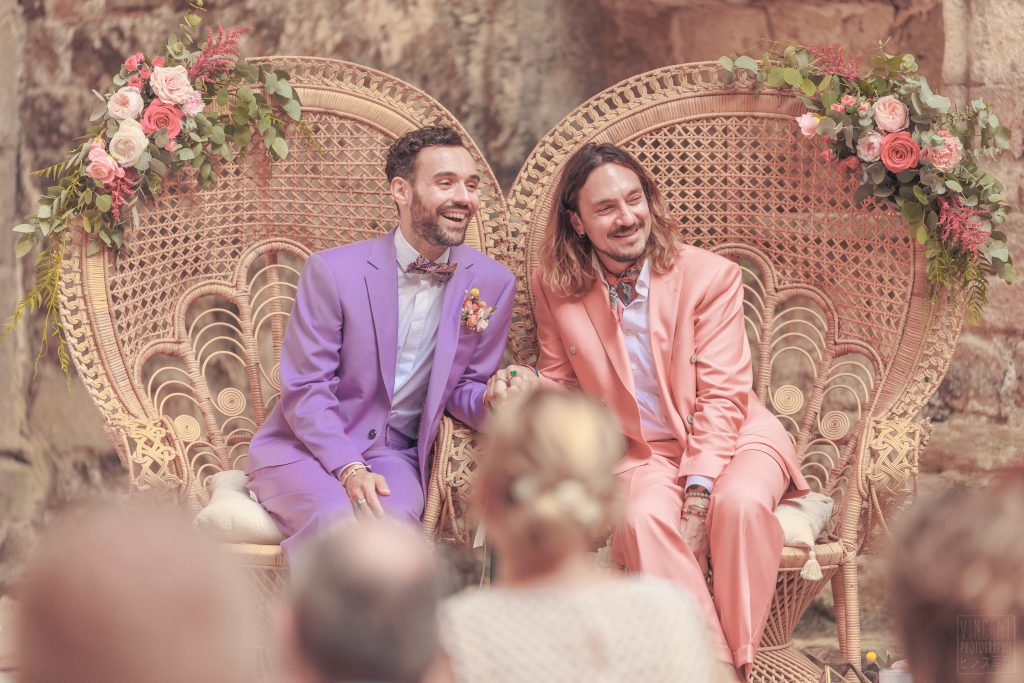 Cérémonie à l'Abbaye de Villelongue en Occitanie.
Complicité entre les deux mariés en écoutant Aude, leur officiante, raconter leur histoire. 
