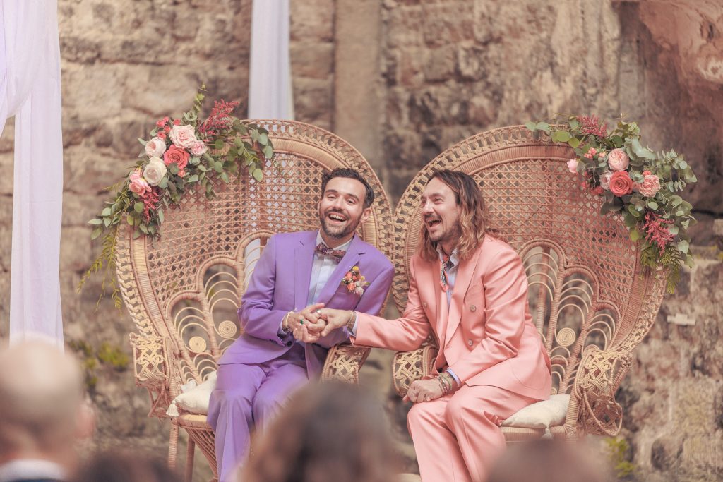 Cérémonie à l'Abbaye de Villelongue en Occitanie.
Complicité entre les deux mariés en écoutant Aude, leur officiante, raconter leur histoire. 