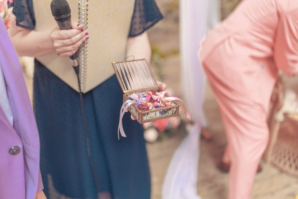 Cérémonie à l'Abbaye de Villelongue en Occitanie, près de Toulouse.
Echange des alliances.. 