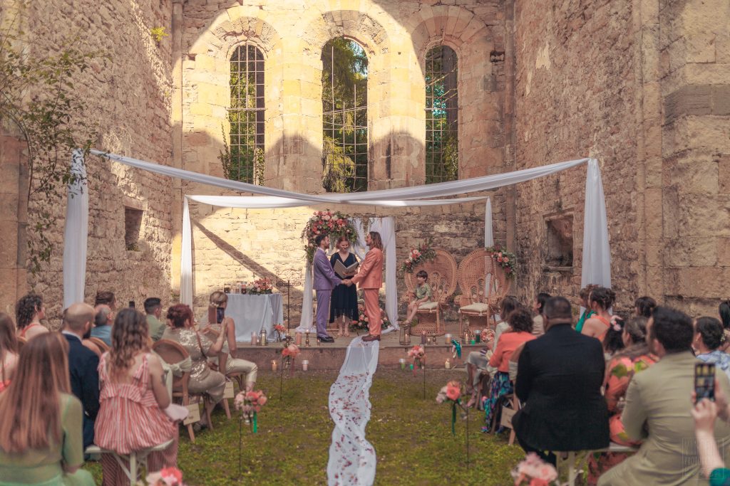 Cérémonie à l'Abbaye de Villelongue en Occitanie.
Le grand moment... les mariés se disent "oui" 