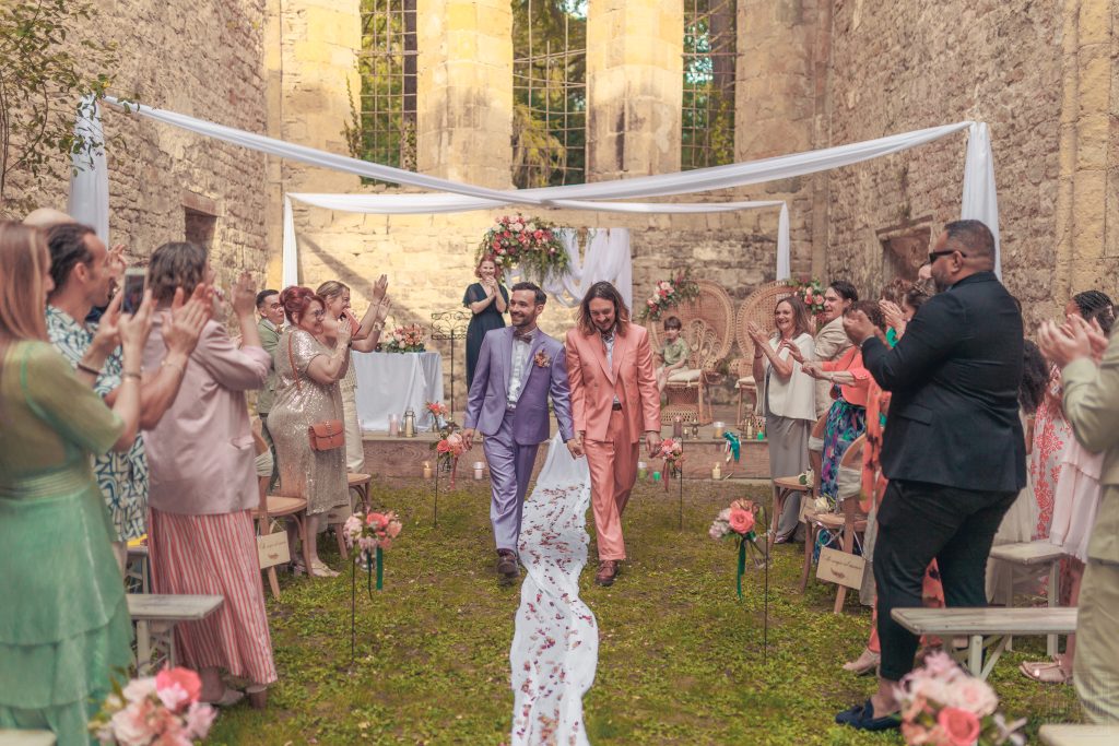 Cérémonie à l'Abbaye de Villelongue en Occitanie.
Clap de fin sur une magnifique cérémonie entre deux hommes extraordinaires.